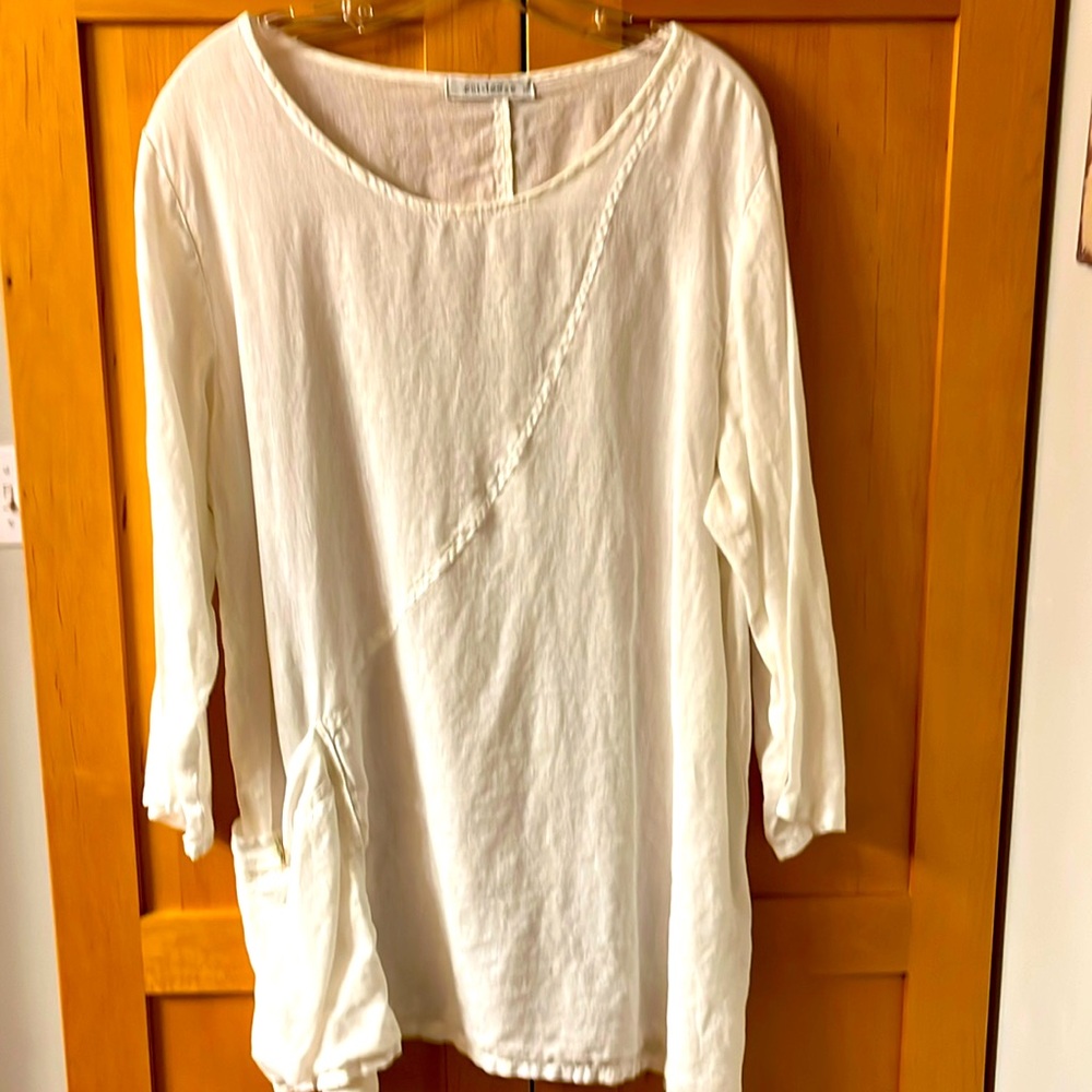 Women’s L/S linen top made by cut loose. Size XL